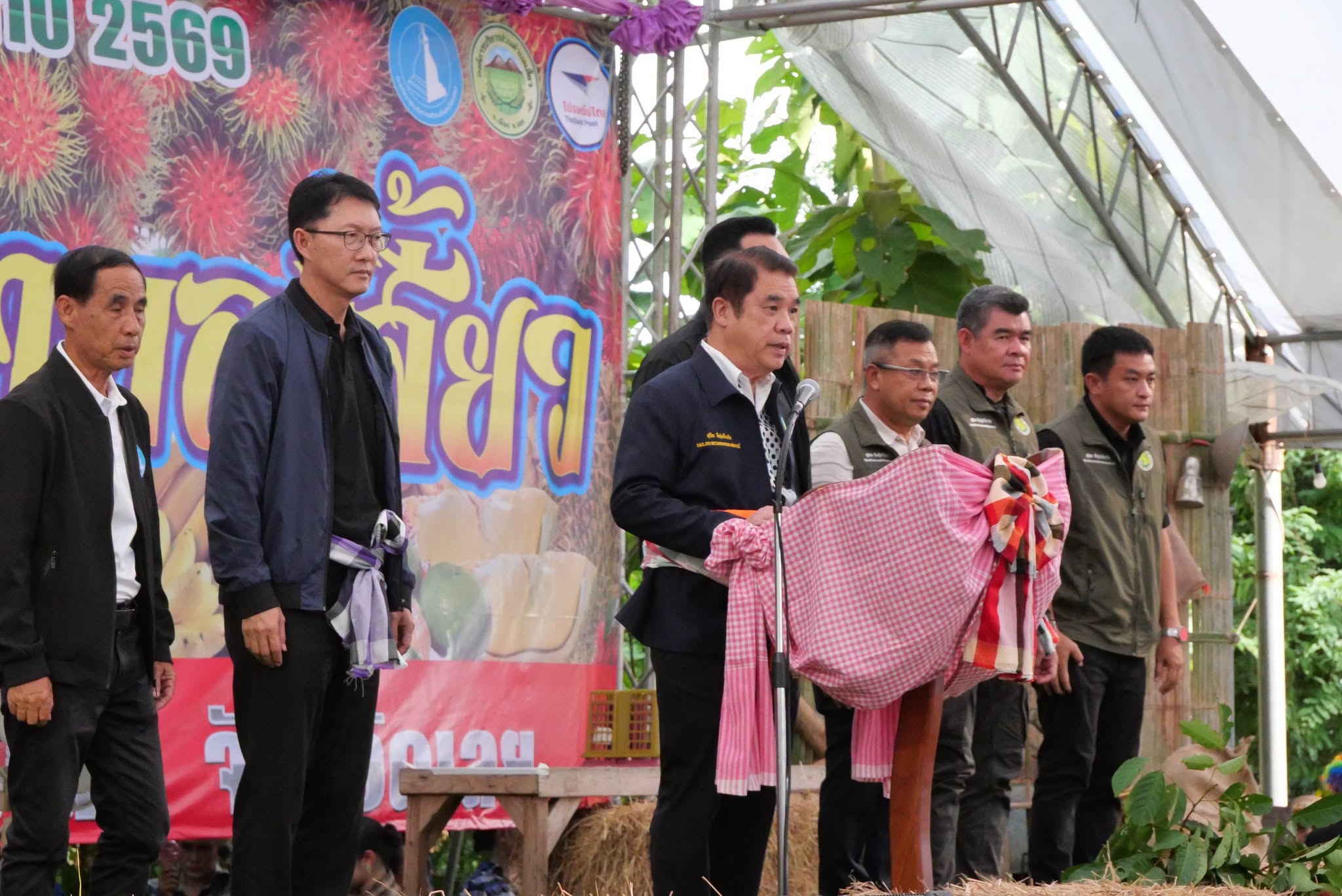 title - รมว.กษ. นำทีมลงพื้นที่ตรวจราชการ พร้อมมอบโฉนดเพื่อการเกษตร ส.ป.ก.เลย กว่า 6 พันไร่